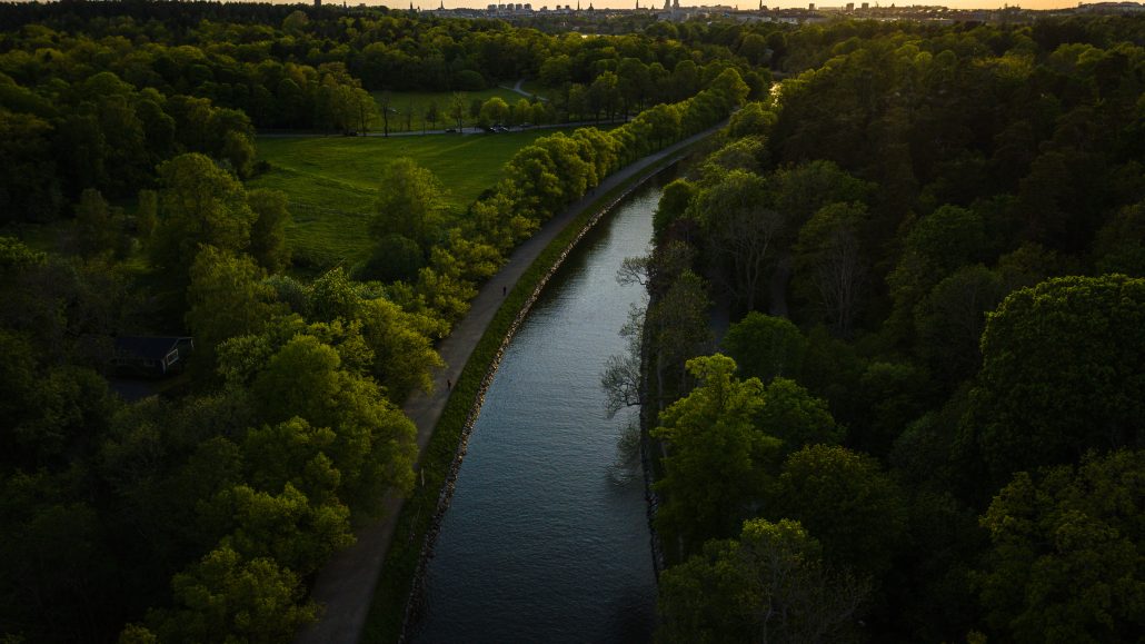Kanal genom park i Stockholm